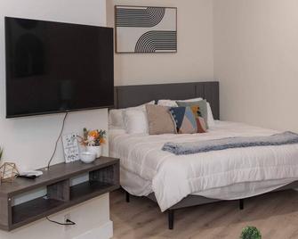 Cozy studio 6min to Huntsville Botanical Gardens - Huntsville - Bedroom