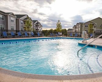 Landing | Chic 2bd, Gym, Game Room - Vernon - Pool