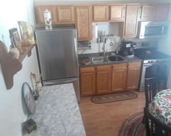 Relaxing Mountain Retreat near Adirondack Attractions in Blue Mountain Lake, New York - Blue Mountain Lake - Kitchen
