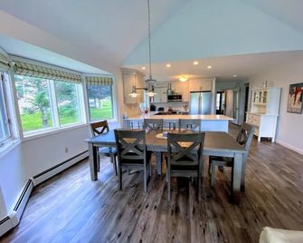 F7 Comfortable golf course townhouse within walking distance of Mount Washington Hotel - Carroll - Jídelna
