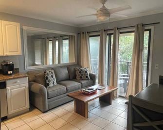 Feelin Tip'Sea-Oceanview Retreat Steps to Beach - Hilton Head Island - Living room