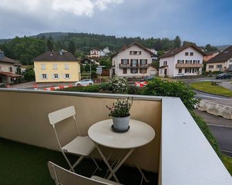 Cozy Retreat for 4 with South-Facing Balcony, Garage, and Easy Access to Nature and Local Attractions - Gérardmer - Balcony