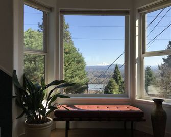The Victorian Cottage with Mountain & River views! - Portland - Balkon
