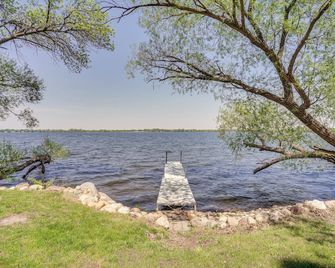 Lakeside Litchfield Home w/ Patio & Gas Grill! - Litchfield - Vista del exterior