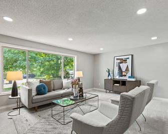 Tranquil Oasis and Soothing Outdoor Area. Family Friendly - Gladstone - Living room