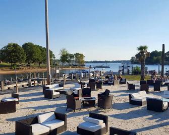 Lake Norman Waterfront 1st Fl Luxury Condo, 3 Bed, 2 Bath, Pool, Newly Renovated - Cornelius