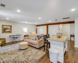 Eagle Exec Loft In Downtown Statesboro - Statesboro - Living room