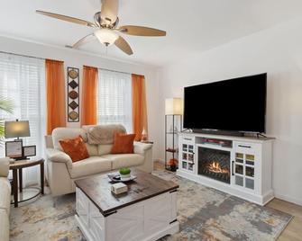 Charming House with King Bed, Fenced Yard, WiFi in the Heart of Quaint Cedartown - Cedartown - Sala de estar