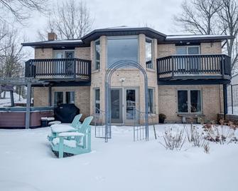 Cottage By The River - Wasaga Beach - Building