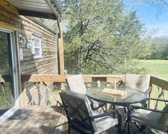 Prairie Creek Cabin -Ride SxS to trails from the cabin! Kayak and Fish the Creek - Mena - Patio