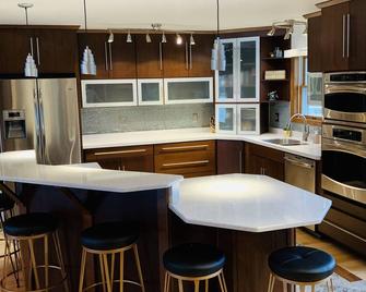 Chain O' Lakes Pleasant Heaven - Sleeps 10 - Waupaca - Kitchen