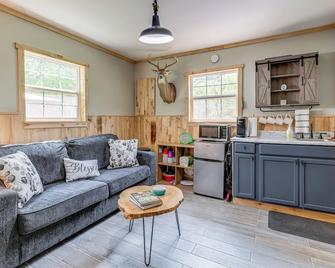 Fish, Hike, Explore: Alleghany Cabin Hideaway - Covington - Living room