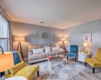 Swansboro Coastal Home 3 Mi to State Park! - Swansboro - Living room