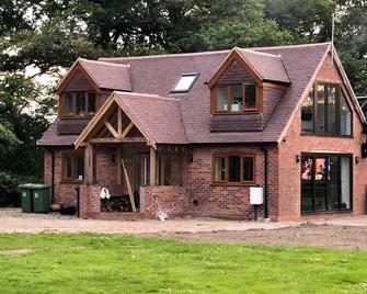 Private Entry Double bedroom with beautiful views! - Solihull - Building