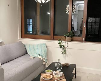 Stylish & peaceful apartment in the heart of the busy Potts Point - Sydney - Obývací pokoj