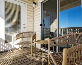 Landing | Modern 2bd, Gym - Monroe - Balcony