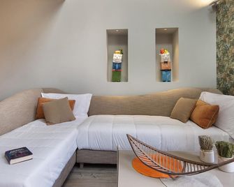 Amore Rentals - Casa La Maisonette - Sorrento - Living room