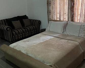 Cosy 3 bedroom holiday apartment for rent - Sakumono - Bedroom