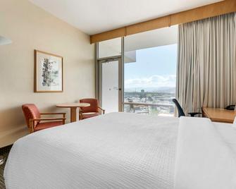 Best Western Plus Kelowna Hotel & Suites - Kelowna - Bedroom