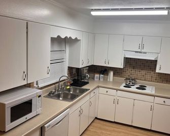 Peace Apartment, upstairs with king size bed. - Anniston - Keuken
