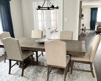 Elegant Ghent home with chic décor and Modern amenities - Norfolk - Comedor