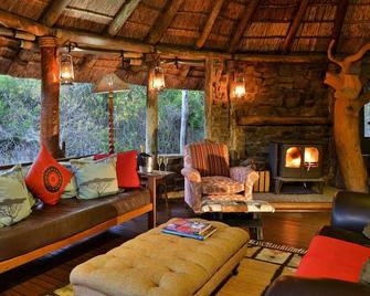 Sibuya Game Reserve and Lodge - Kenton on Sea - Living room
