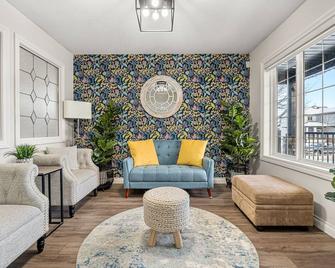 Royal Retreat King beds in Chestermere, 20min to Calgary International Airport - Chestermere - Living room