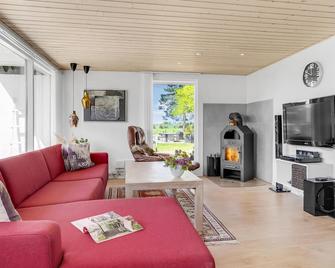 Four-Bedroom Holiday Home In Odder - Odder - Olohuone