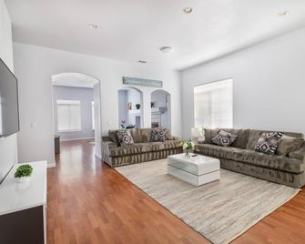 Spacious House in Lincoln (everything is new!) - Lincoln - Living room