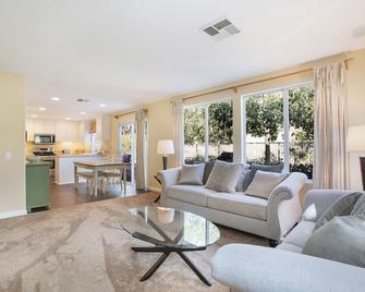 Relax in Gorgeous Wilderness Retreat Steps from Trailhead! Family-size home - Rancho Santa Margarita - Living room