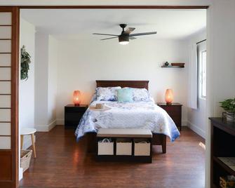 Ground Floor 1-Bedroom with AC - 1-Block from Ocean, Restaurants and More! - Kailua-Kona - Habitación