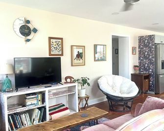 Cozy 2-bedroom apartment with WiFi, AC in charming Havre de Grace - Havre de Grace - Living room