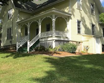 Farmhouse Within City Limits & Close to Luther College - Decorah - Gebouw