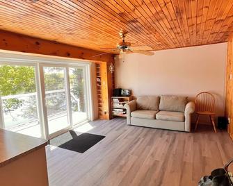 Perth 5 Br Lakehouse Retreat! - Perth - Living room