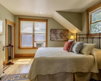 Walk to Downtown Beulah and Crystal Lake - Beulah - Habitación