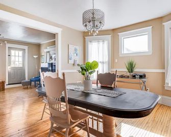 6 Bedroom Oasis Near Uptown & Stadium • Walk to Eat Street • Sleeps 16+ - Mineápolis - Comedor