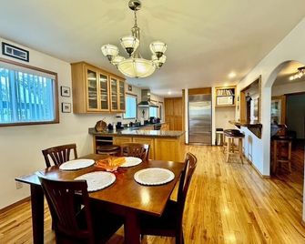 Bandon Beach Town Beauty! Close to Old Town, Bandon Beach & Bandon Dunes Golf! - Bandon - Jadalnia