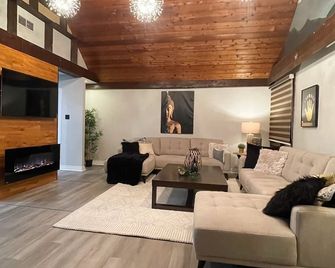 3 Bedroom + 4 Washroom Cottage Home on a Large Private Lot Surrounded by Trees - Ajax - Living room