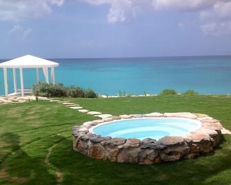 The Bohemian beach house - Cockburn Town - Piscina