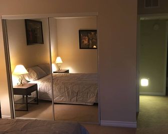 Only 5 mins West from Strip. Near the airport, Allegiant Stadium, T-Mobile Arena - Spring Valley - Habitación