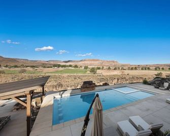 Luxury Zion Retreat | Pool + Hot Tub | Pickleball | Sleeps 14 - Toquerville - Piscina