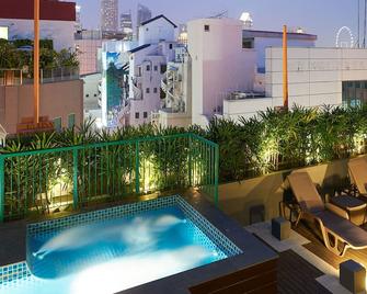 Hotel Bencoolen at Hong Kong Street - Singapore - בריכה