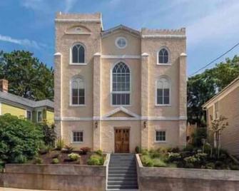 The Revival Room: Historic Staunton - Staunton - Building