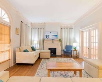 Midtown Magic- Main house- 10mins to Downtown - Columbus - Living room