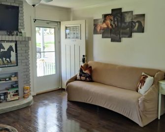 Clean & Quiet Yreka Home with Large Backyard next to Discovery Park. - Yreka - Vardagsrum