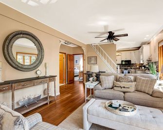 Captain's Cottage - Cold Spring Harbor Water Views - Cold Spring Harbor - Sala de estar