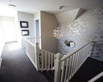 St James Bed and Breakfast - כרייסטצ'רץ' - מדרגות