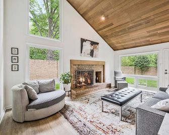 Modern Lux Home near DC! - Bethesda - Living room