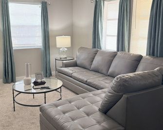3-bedroom house in tranquil Palatka with AC and High-Speed Internet - Palatka - Wohnzimmer