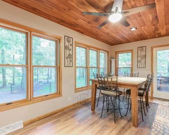 A beautiful recently remodeled home nested on a wooded river lot with a hot tub. - Waupaca - Dining room